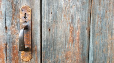 Vintage kapı kolu ile Gri ve kahverengi Ahşap Kapı Planking Doku. Eski Masif Ahşap Slats Rustik Shabby Gri Arka Plan. Parke Koyu Yıpranmış Ahşap Yüzey. Grunge Soluk Ahşap Pano Panel Yapısı, Close Up