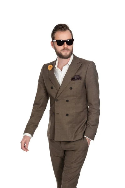 Cooler Trendiger Geschäftsmann Braunen Anzug Weißem Hemd Und Sonnenbrille Vor — Stockfoto