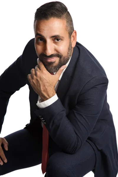 Atractivo Hombre Negocios Traje Azul Corbata Rosa Sentado Frente Fondo —  Fotos de Stock