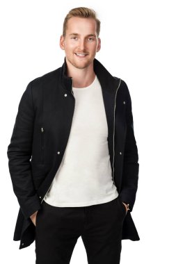 Kamerayı beyaz bir arka plan karşı bakarak bir trençkot ayakta kollarını ile giyen yakışıklı adam geçti.