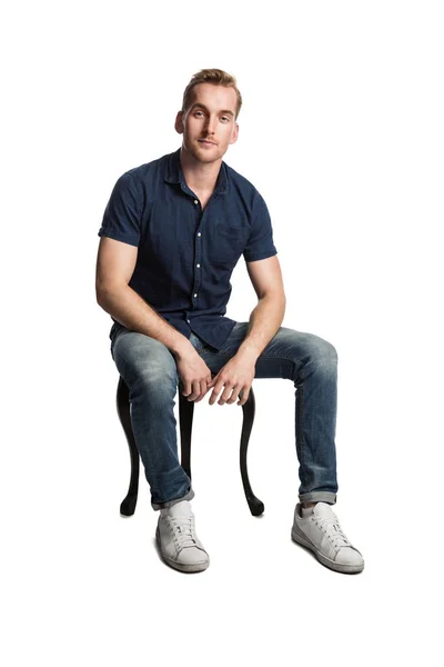 Hombre Sonriente Sentado Taburete Frente Fondo Blanco Con Una Camisa — Foto de Stock