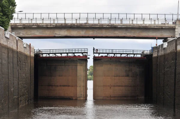 Kanallar ve nehirler üzerinde kilitler en önemli Hidrolik yapılar vardır