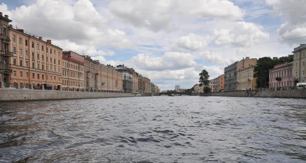 St.Peterburg Rusya'nın şehridir. Kanal. Nehri. Rusya'nın kuzey başkenti