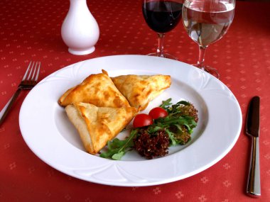 Tiropita (Yunan börek) yeşilliklerle ile peynirli restoranda servis