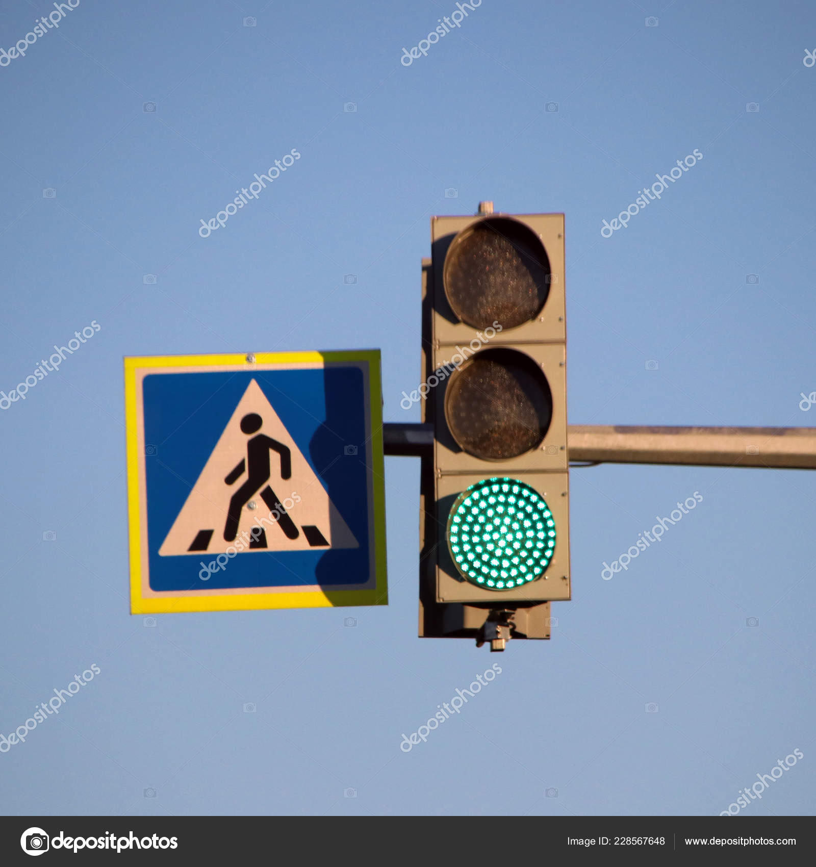 Зеленый Светофор Знак Пешеходного Перехода Над Российской Дорогой Против Голубого стоковое фото