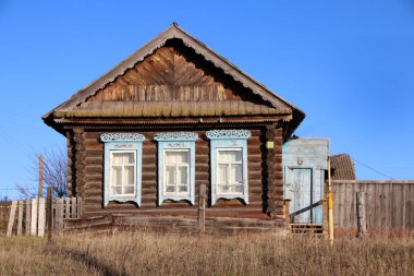 Mavi gökyüzü karşı geç sonbaharda Rus köyünde tipik eski günlük ev