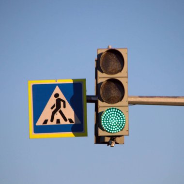 Yeşil trafik ışığı ve yaya geçidi mavi gökyüzü karşı Rus yol üzerinden oturum açmak