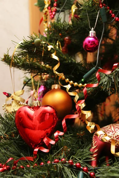 Noel süslemeleri ile yapay yeni yıl ağacı 
