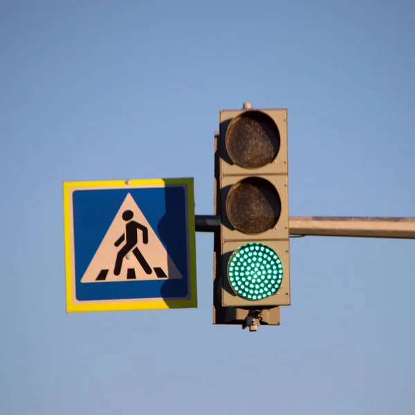 俄罗斯公路上的绿色红绿灯和人行横道标志 与蓝天对抗 — 图库照片