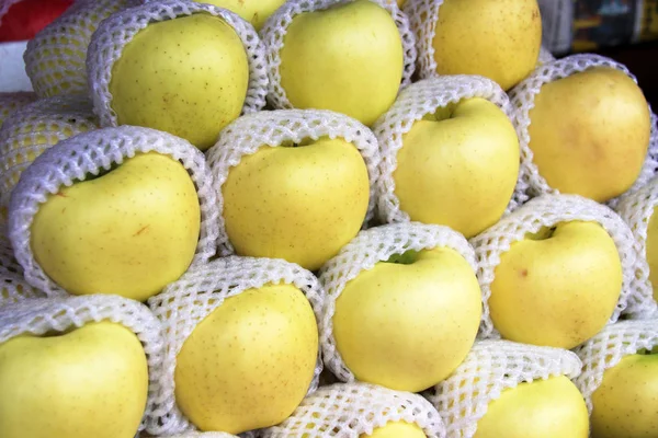 Özenle paketlenmiş çeşidinde elma sokak piyasada içinde Batı Eyaleti Sri Lanka satılmaktadır