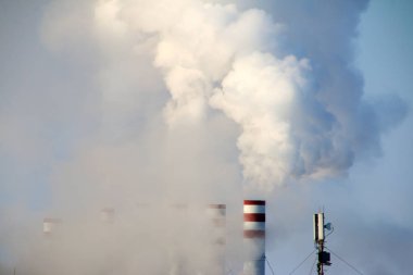 Üçlü yasaktır ve şehir termik santral yığınlarının karşı mavi bir gökyüzü kışın Buhar