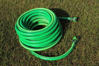 Yaz bahçesinde biçilmis çim Bahçe Hortum paket