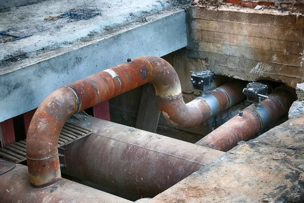 Merkezi Isıtma besleme hattı yeniden yaz şehrin sokak altında