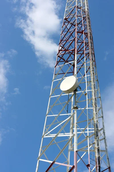 TV ve radyo çeviri kule mavi gökyüzü karşı