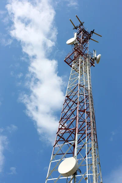Fernseh Und Radioturm Vor Blauem Himmel — Stockfoto