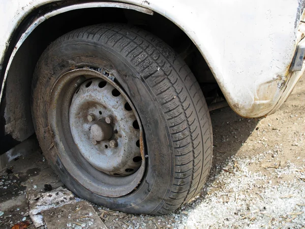 Flat tire of a stolen car