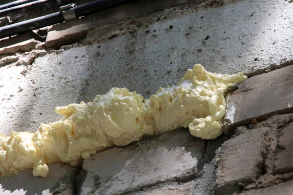 Köpük pencere boşluğu bir tuğla duvar