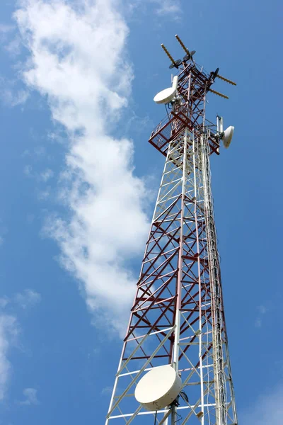 Torre Traducción Radio Televisión Contra Cielo Azul Imagen De Stock