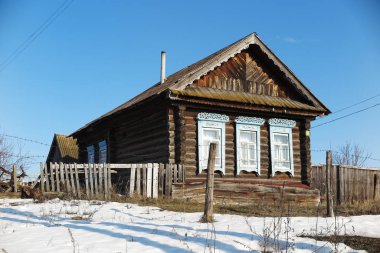 Mavi gökyüzü karşı erken baharda uzak Rus köyünde eski günlük ev