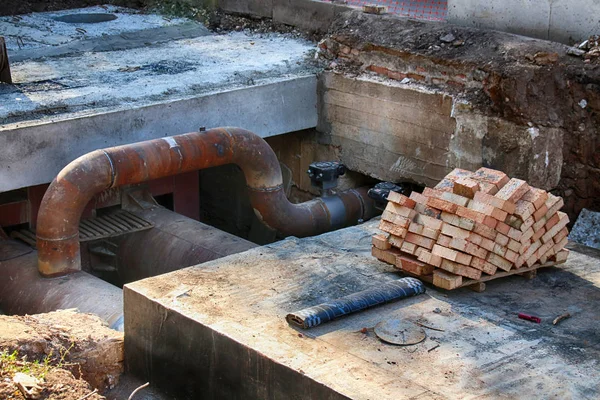 Merkezi Isıtma Besleme Hattı Yeniden Yaz Şehrin Sokak Altında — Stok fotoğraf