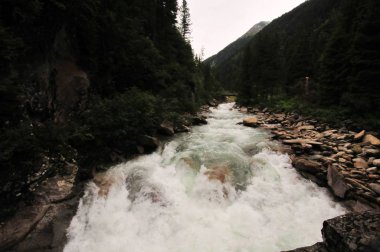 Avusturya Avrupa taş taş üzerinde dağlarında büyük yüksek şelale