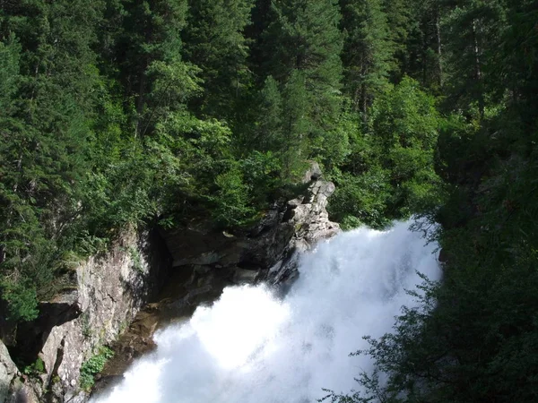 Avusturya Avrupa Taş Taş Üzerinde Dağlarında Büyük Yüksek Şelale — Stok fotoğraf