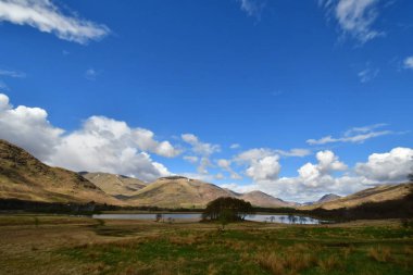 Göl İskoçya Highlands mavi gökyüzü bulutlar vahşi doğa manzara
