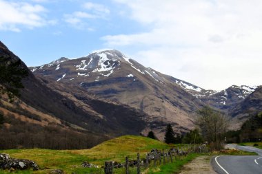 manzara mavi gökyüzü bulutlar vahşi doğa Panorama Zirvesi rock ile İskoçya Highlands