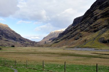 manzara mavi gökyüzü bulutlar vahşi doğa Panorama Zirvesi rock ile İskoçya Highlands
