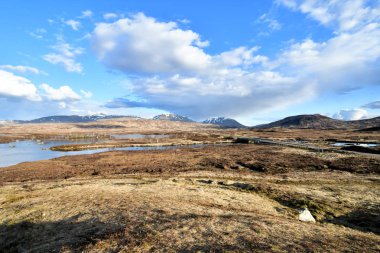 manzara mavi gökyüzü bulutlar vahşi doğa Panorama Zirvesi rock ile İskoçya Highlands