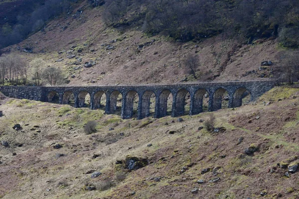 Μεγάλο Παλιό Πέτρινο Γεφύρι Στο Τοπίο Των Υψιπέδων Της Σκωτίας — Φωτογραφία Αρχείου