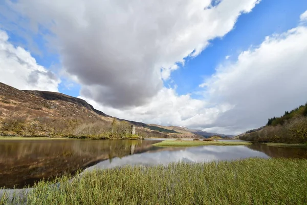 Lago Paisaje Las Tierras Escocesas Highlands Cielo Azul Nubes Naturaleza —  Fotos de Stock