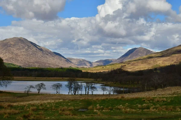 Lago Nel Paesaggio Della Scozia Highlands Cielo Blu Nuvole Natura — Foto Stock