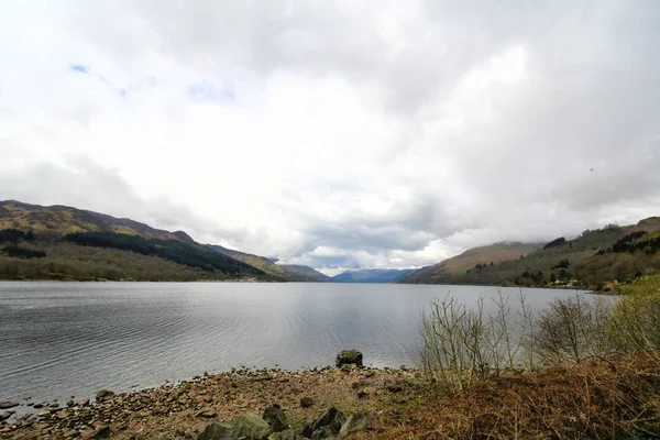Lago Paisaje Escocia Highlands Cielo Azul Nubes Agua —  Fotos de Stock
