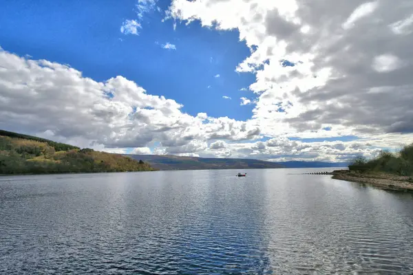 Bulutlar Skoçya Highlands Mavi Gökyüzü Manzara Gölde — Stok fotoğraf