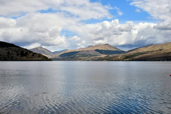 Sjö Landskapet Skottland Highlands Blå Himlen Moln Vatten — Stockfoto