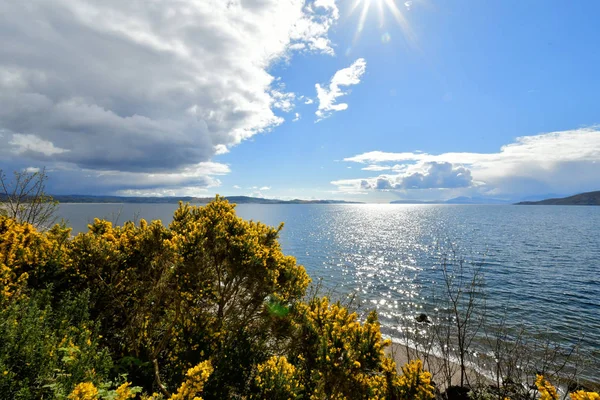 Bulutlar Mavi Gök Yeşil Çim Skoçya Highlands Peyzaj Göl — Stok fotoğraf