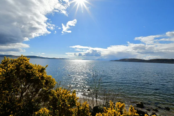 Skoçya Highlands Bulutlar Mavi Gökyüzü Yeşil Çim Güneş Peyzaj Göl — Stok fotoğraf
