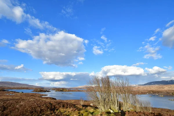 Озеро Ландшафте Шотландского Нагорья Облаками Зеленой Травой Голубого Неба — стоковое фото