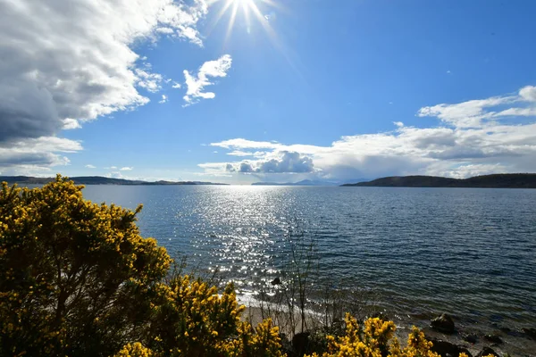 Lago Paisaje Escocia Highlands Cielo Azul Nubes Naturaleza Salvaje Espino Fotos De Stock Sin Royalties Gratis