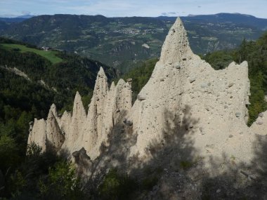 toprak piramitler Güney Tirol İtalya yüksek dağlarda peyzaj kaya turizm cazibe görme Avrupa Orman ağaçları dağların Zirvesi