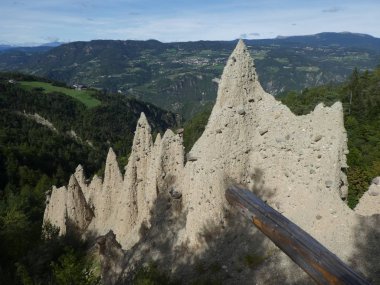 toprak piramitler Güney Tirol İtalya yüksek dağlarda peyzaj kaya turizm cazibe görme Avrupa Orman ağaçları dağların Zirvesi