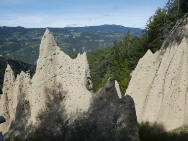 toprak piramitler Güney Tirol İtalya yüksek dağlarda peyzaj kaya turizm cazibe görme Avrupa Orman ağaçları dağların Zirvesi