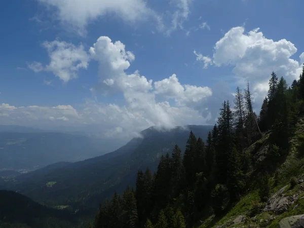 山顶岩石全景风景的高山在南部蒂罗尔意大利欧洲与云蓝天空森林树绿色草草甸 — 图库照片