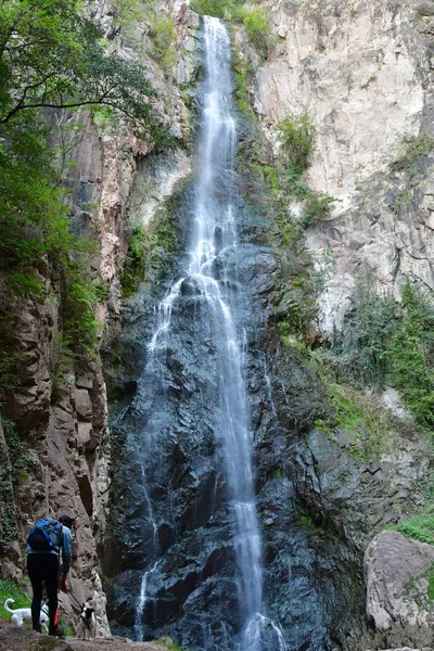 ヨーロッパ イタリア南チロルの山の風景の中の大きな滝 — ストック写真