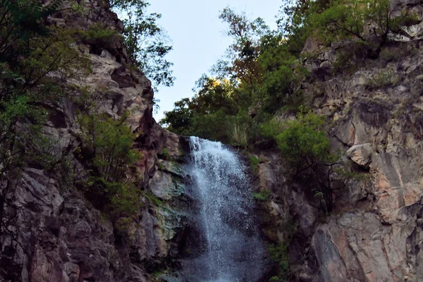 ヨーロッパ イタリア南チロルの山の風景の中の大きな滝 — ストック写真