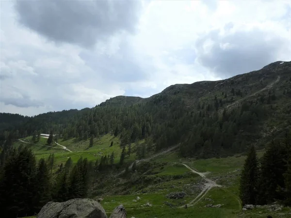 山顶岩石全景风景的山在南蒂罗尔意大利欧洲与云质恶劣天气 — 图库照片