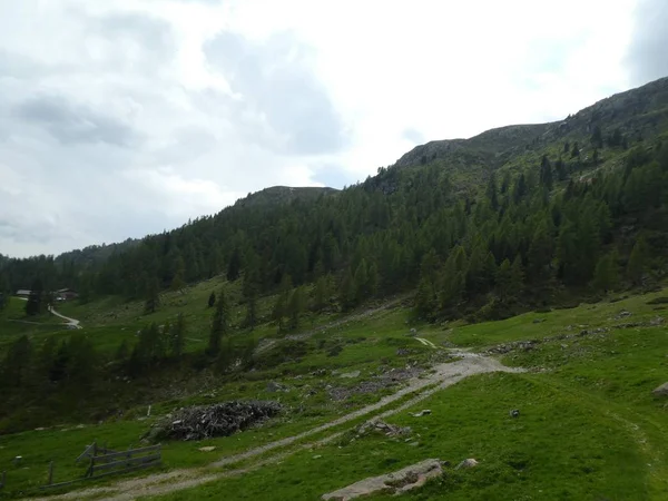 山顶岩石全景风景的山在南蒂罗尔意大利欧洲与云质恶劣天气 — 图库照片