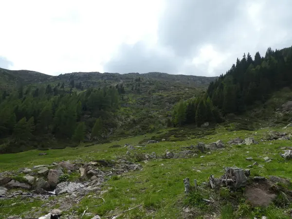 山顶岩石全景风景的山在南蒂罗尔意大利欧洲与云质恶劣天气 — 图库照片