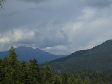 zirve rock Panorama Manzara Güney Tirol İtalya Avrupa yeşil yüksek dağlarda çimen çayır ağaçları orman güneş güneş ışığı